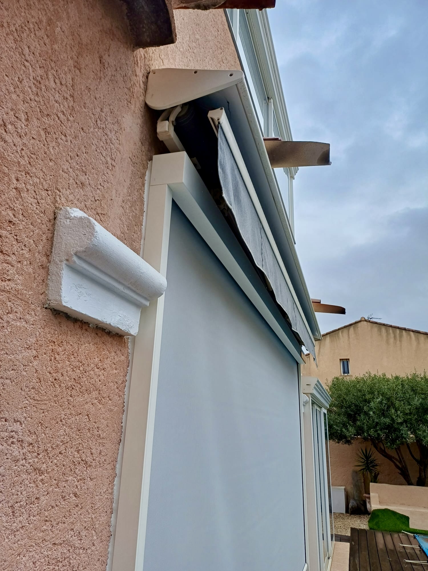Store extérieur  vertical zip: sur mesure de chez Altiva Pro Menuisier  2024 en rénovation Bandol 83150