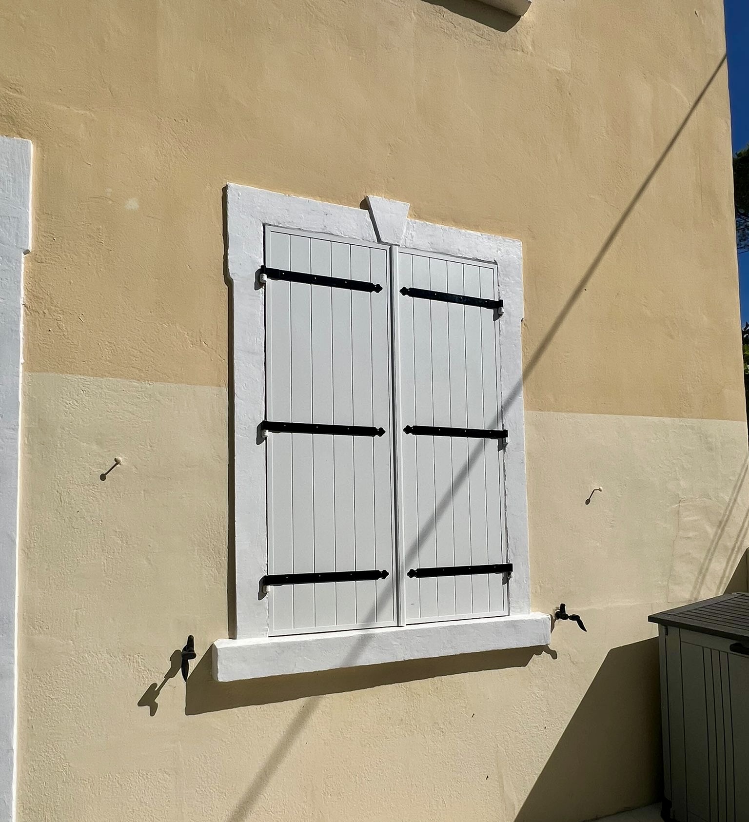 Volets Battants : en aluminium 2025 sur mesure en rénovation de chez Altiva Pro Menuisier à Toulon 83000