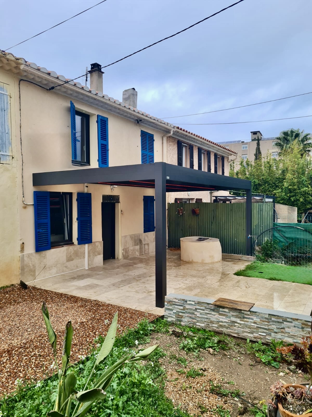 Pose d'un carport en aluminium sur mesure de chez Altiva Pro Menuisier à La Seyne Sur Mer 