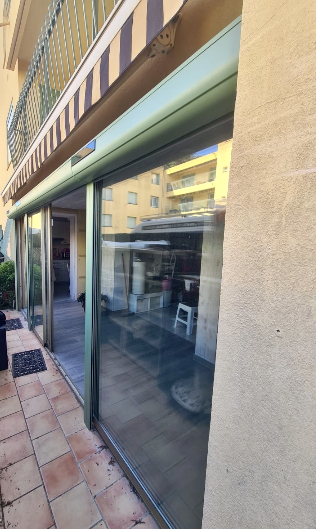 Pose d'un volet roulant solaire sur mesure de chez Altiva Pro Menuiser à Sanary Sur Mer 