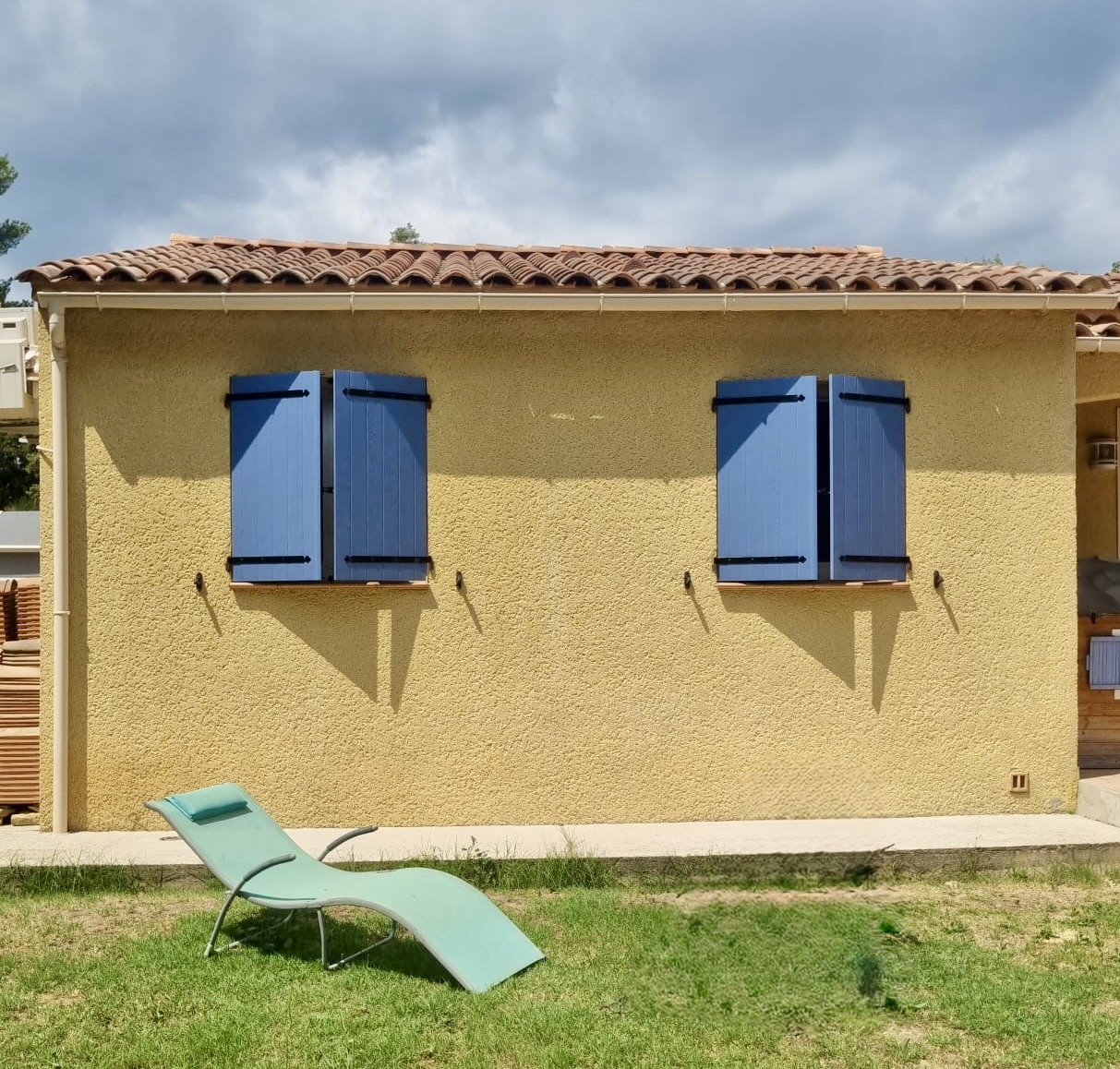 Volets Battants: en composite, Juin 2025 sur mesure en rénovation de chez Altiva Pro Menuisier,  au Beausset 83330