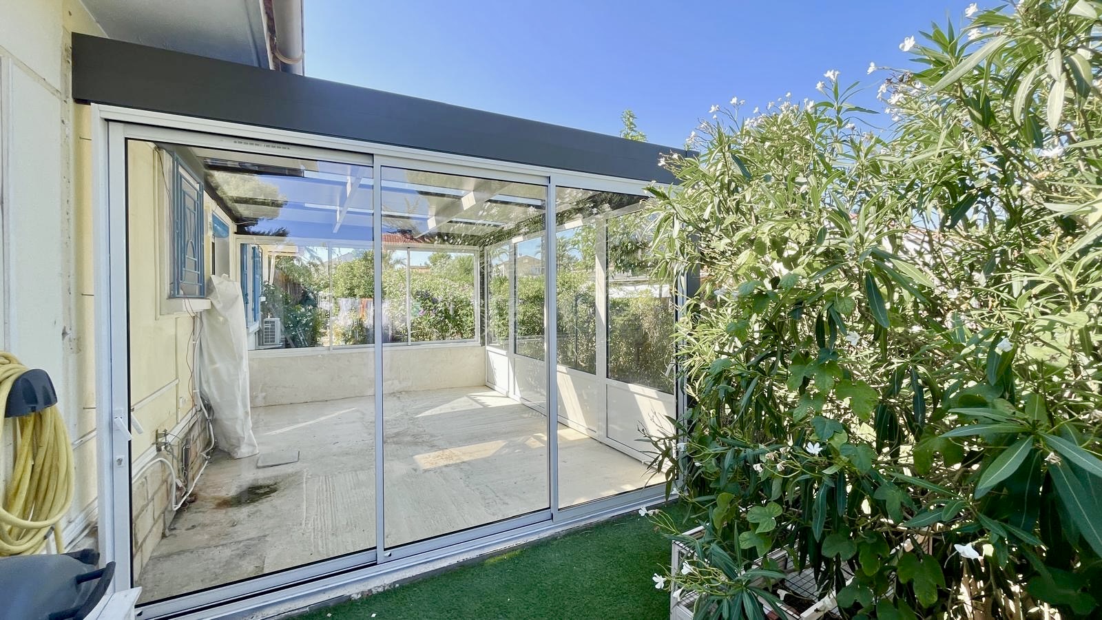 Carport avec des parois vitrées sur mesure de chez Altiva Pro Menuisier en rénovation à Six-Fours-Les-Plages 83140
