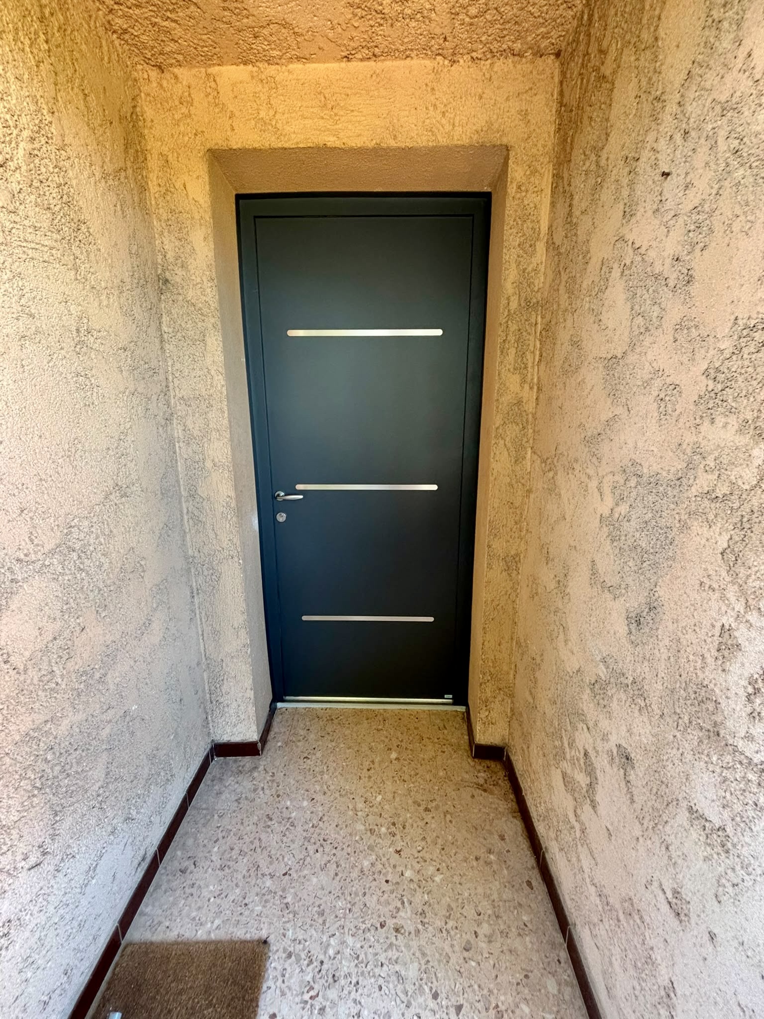Pose d'une porte d'entrée en Aluminium CYTISS 3 sur mesure de chez Altiva Pro Menuisier à la Seyne Sur Mer 