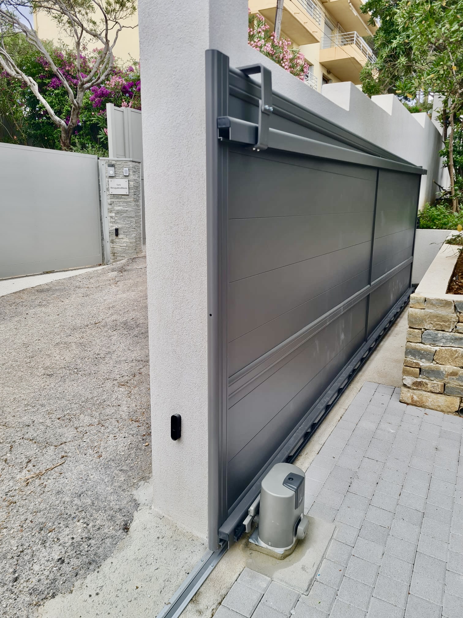 Pose d'un portail motorisé en aluminium sur mesure de chez Altiva Pro Menuisier à Sanary