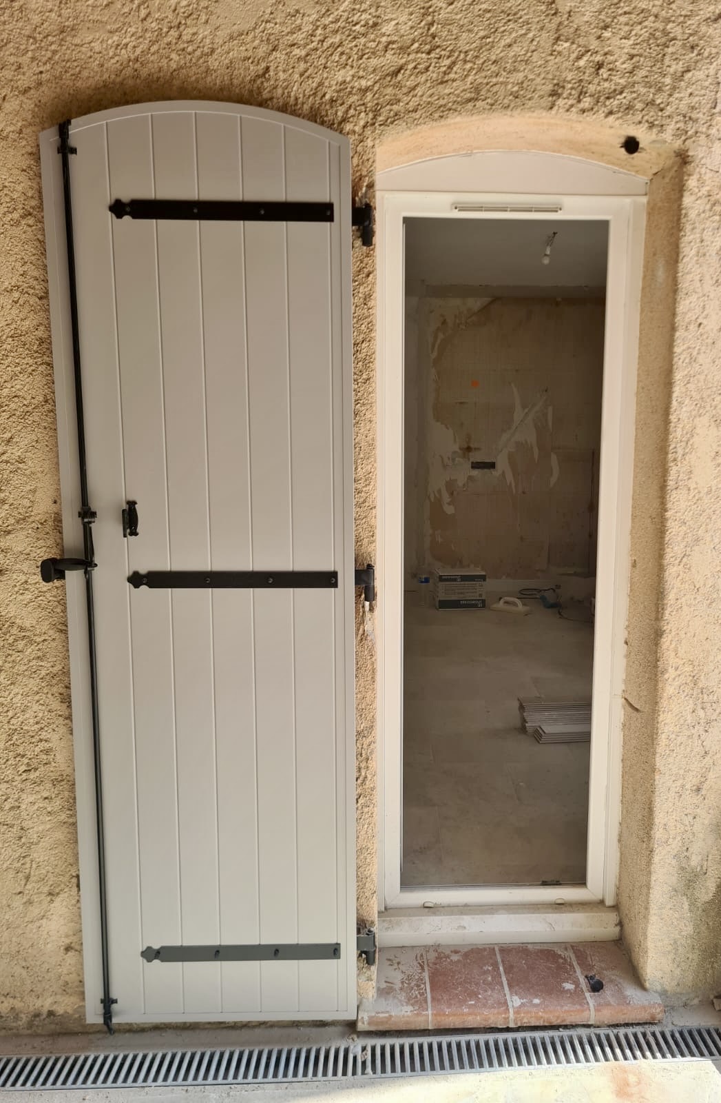 Volets Battants : en aluminium 2025 sur mesure en rénovation de chez Altiva Pro Menuisier à La Seyne Sur Mer 83500