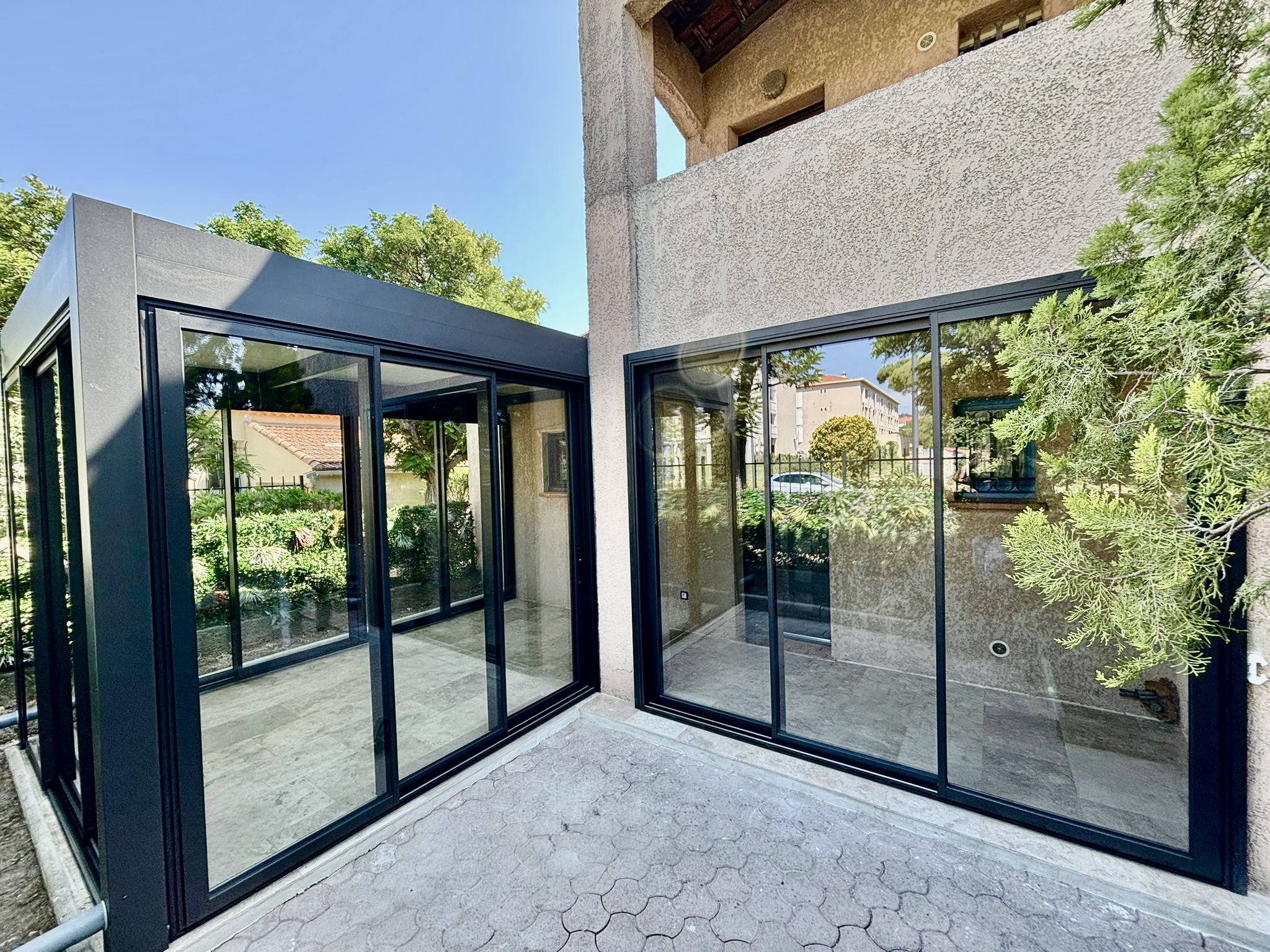 Pose des menuiseries en aluminium sur mesure  en rénovation de chez Altiva Pro Menuisier à Six-Fours-Les-Plages 83140