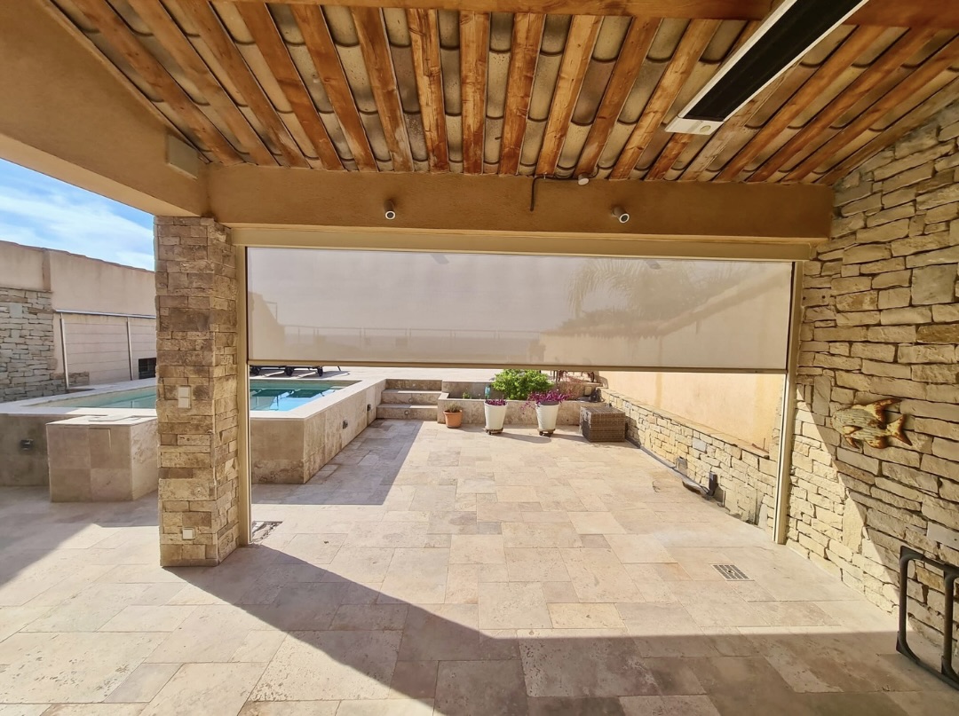 Store extérieur vertical zip: sur mesure de chez Altiva Pro Menuisier  2024 en rénovation Sanary-Sur-Mer 83110