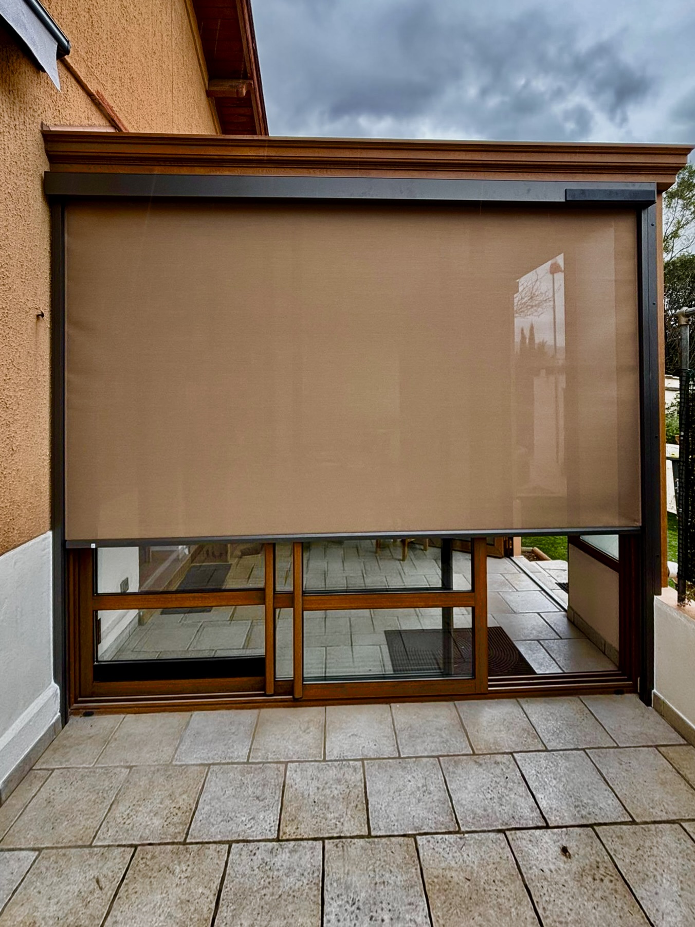 Store extérieur vertical zip solaire : sur mesure de chez Altiva Pro Menuisier à Toulon 83200