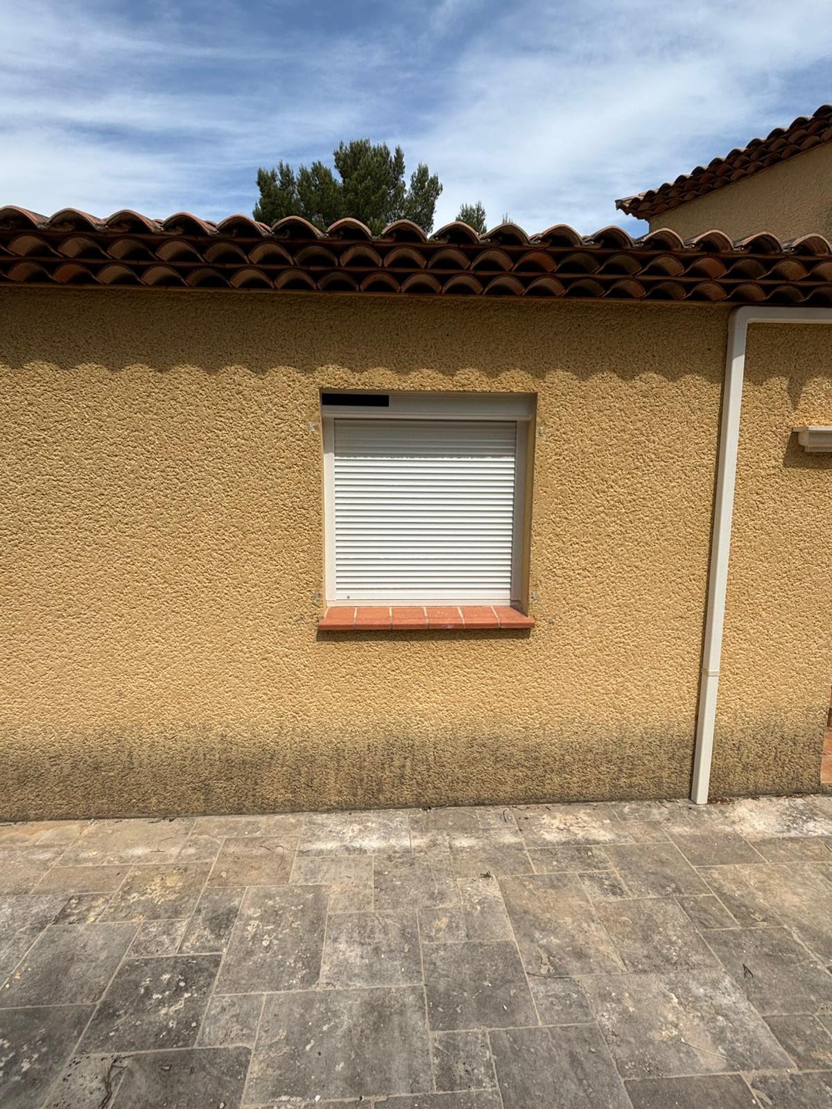 Pose des volets roulants solaires sur mesure en rénovation de chez Altiva Pro Menuisier à Toulon