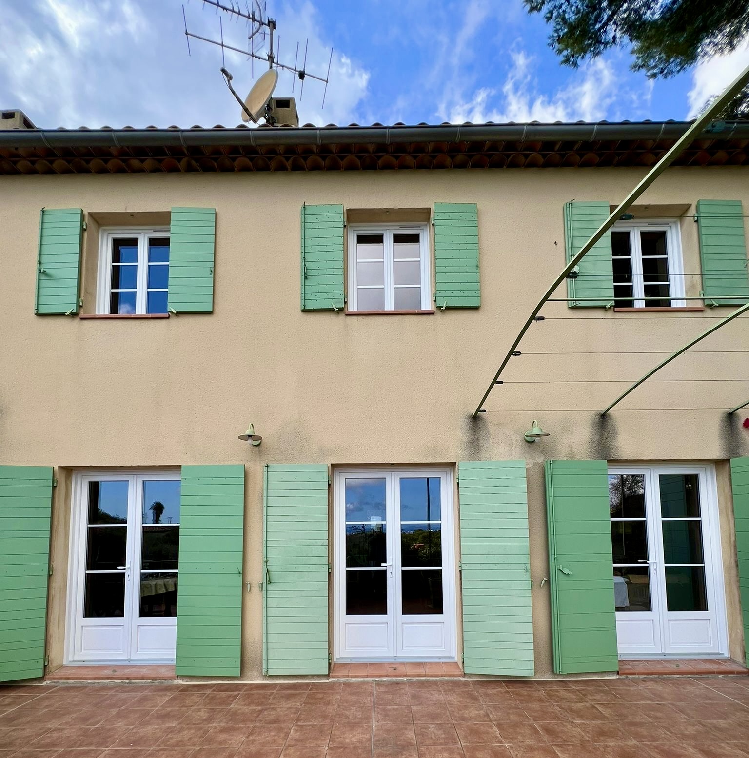 Pose des fenêtres et portes-fenêtres en PVC sur mesure de chez Altiva Pro Menuisier à Ollioules