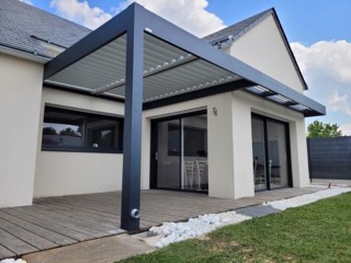 Pergolas bioclimatiques : sur mesure de chez Altiva Pro Menuisier  2023-2024 en rénovation Carqueiranne 83320