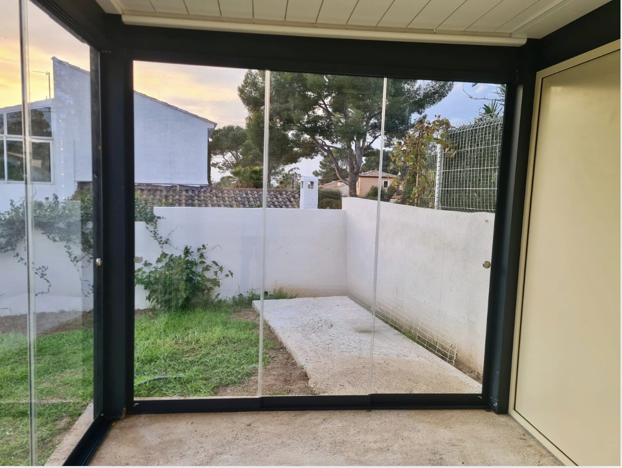 Pose d'une paroi vitrée sur une pergola bioclimatique de Altiva Pro Menuisier à La Seyne  