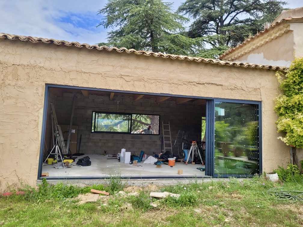 Baie vitrée coulissante : en aluminium Juin 2024 sur mesure de chez Altiva Pro Menuisier à St Zakarie 83640