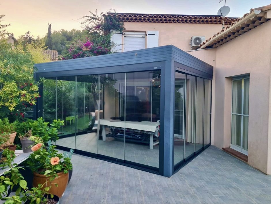 Pose une fermeture de pergola bioclimatique de chez Altiva Pro Menuisier à La Seyne 83500
