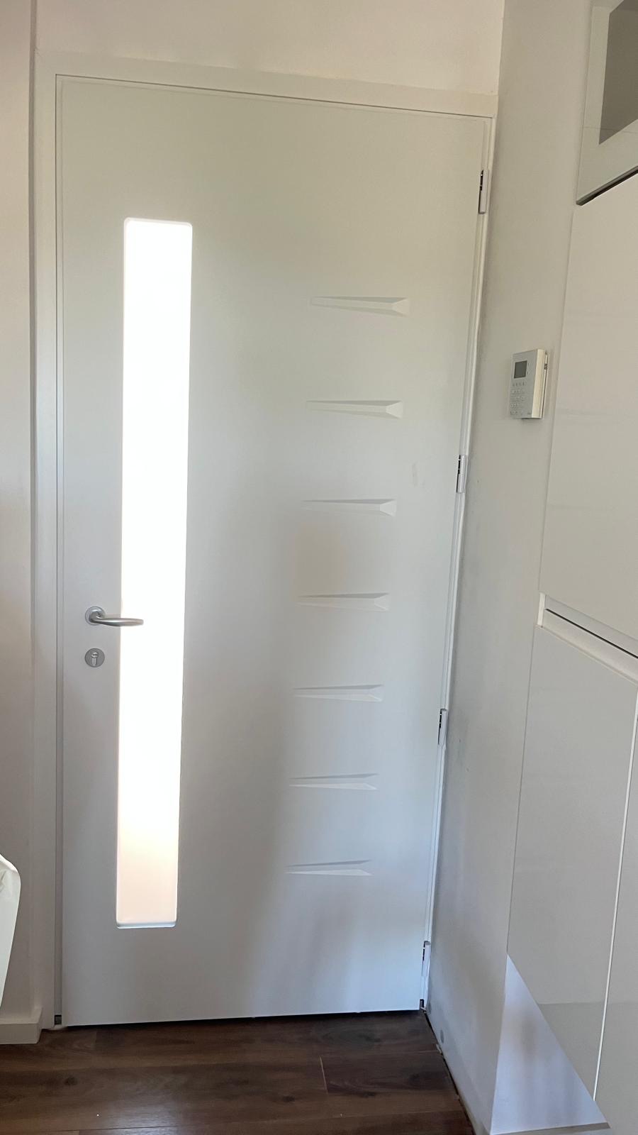 Pose d'une porte d'entrée en Acier sur mesure de chez Altiva Pro Menuisier à La Garde