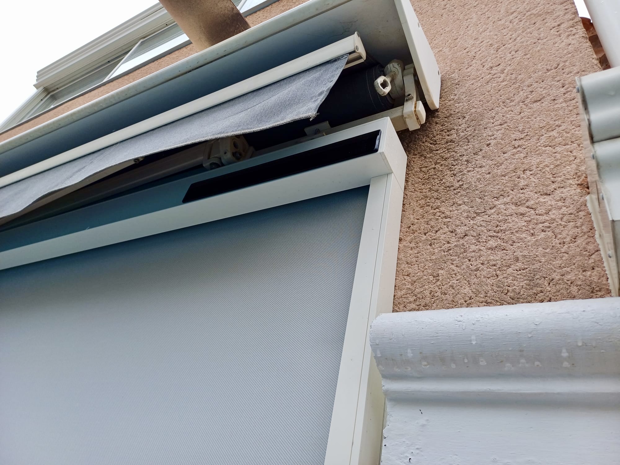 Store extérieur  vertical zip: sur mesure de chez Altiva Pro Menuisier  2024 en rénovation Bandol 83150