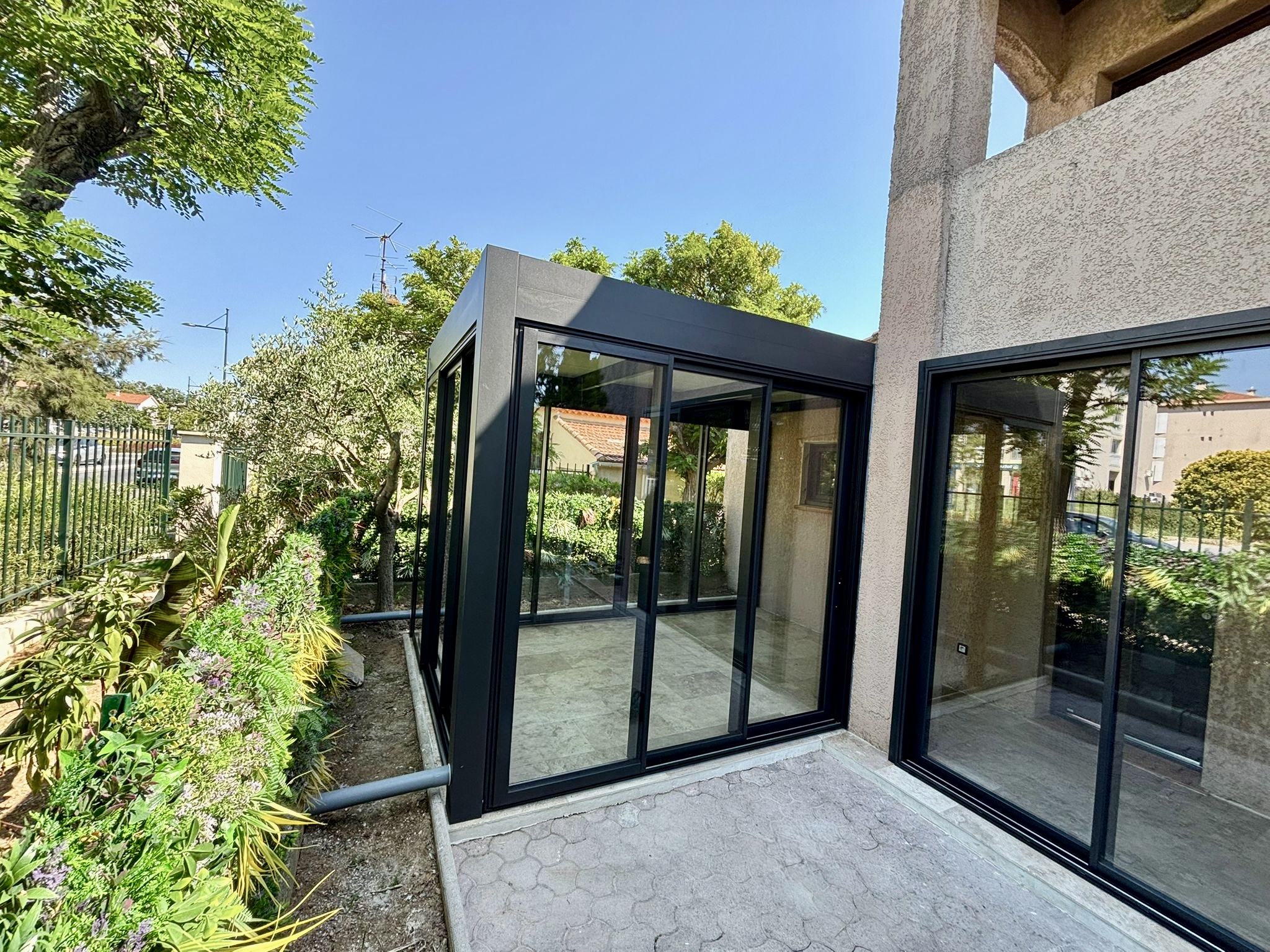Carport avec des parois vitrées sur mesure de chez Altiva Pro Menuisier en rénovation à Six-Fours-Les-Plages 83140, Mai 2026