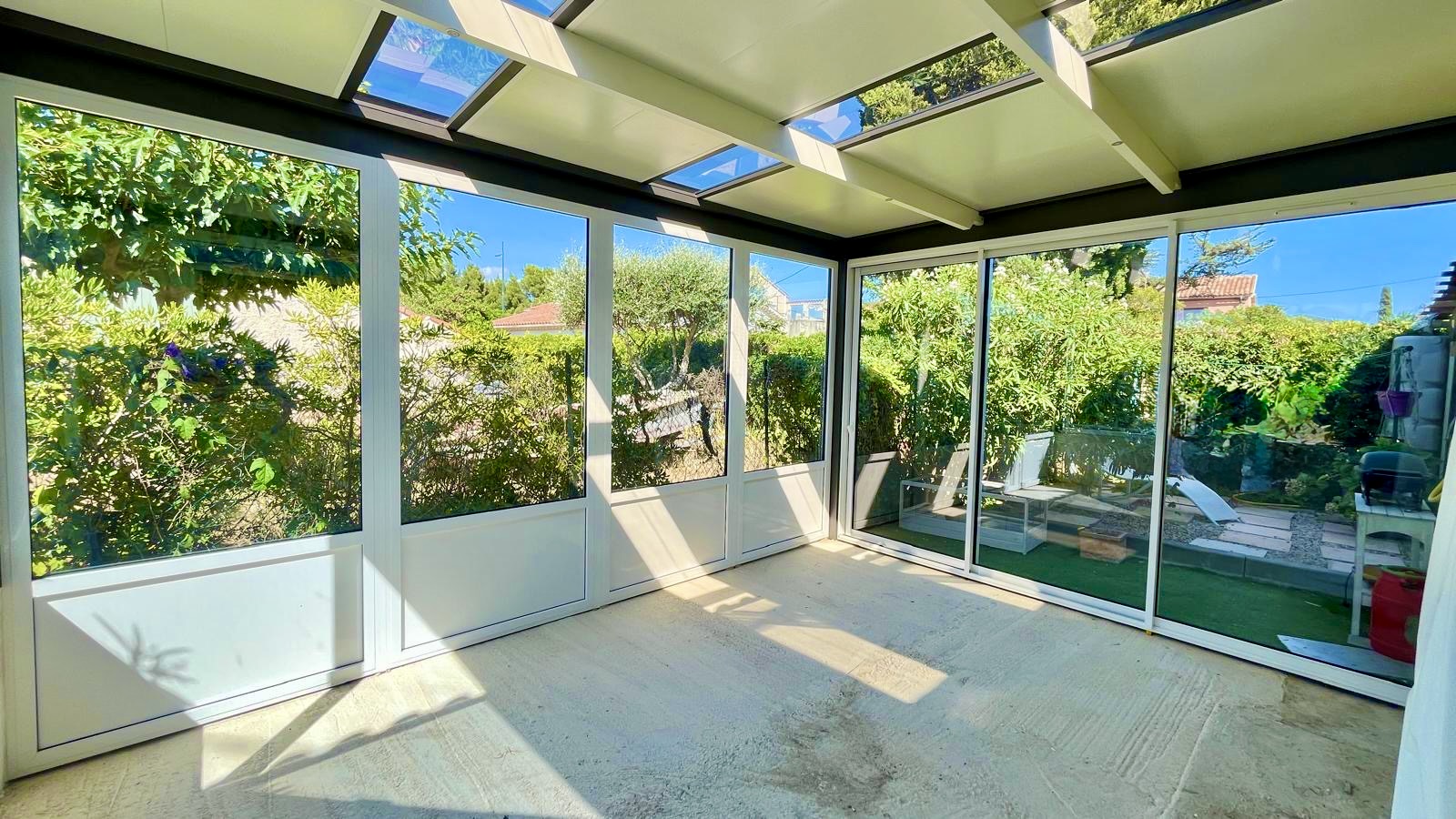 Carport avec des parois vitrées sur mesure de chez Altiva Pro Menuisier en rénovation à Six-Fours-Les-Plages 83140