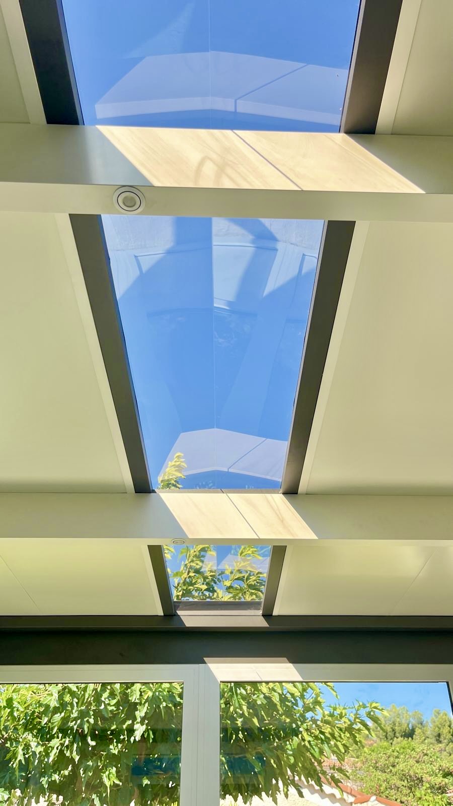 Carport avec des parois vitrées sur mesure de chez Altiva Pro Menuisier en rénovation à Six-Fours-Les-Plages 83140