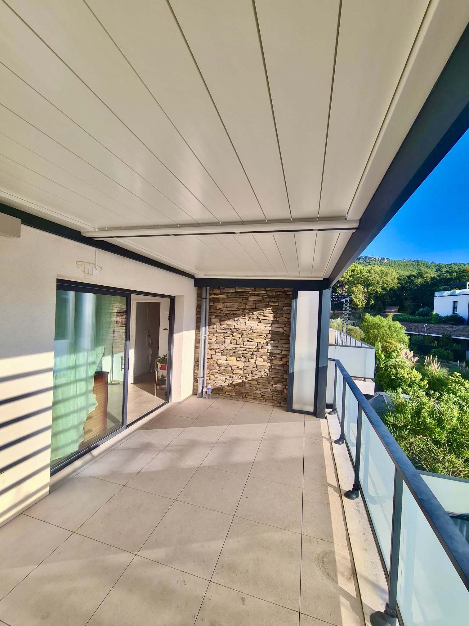 Pergolas bioclimatiques avec parois vitrées: sur mesure en rénovation à St Cyr Sur Mer