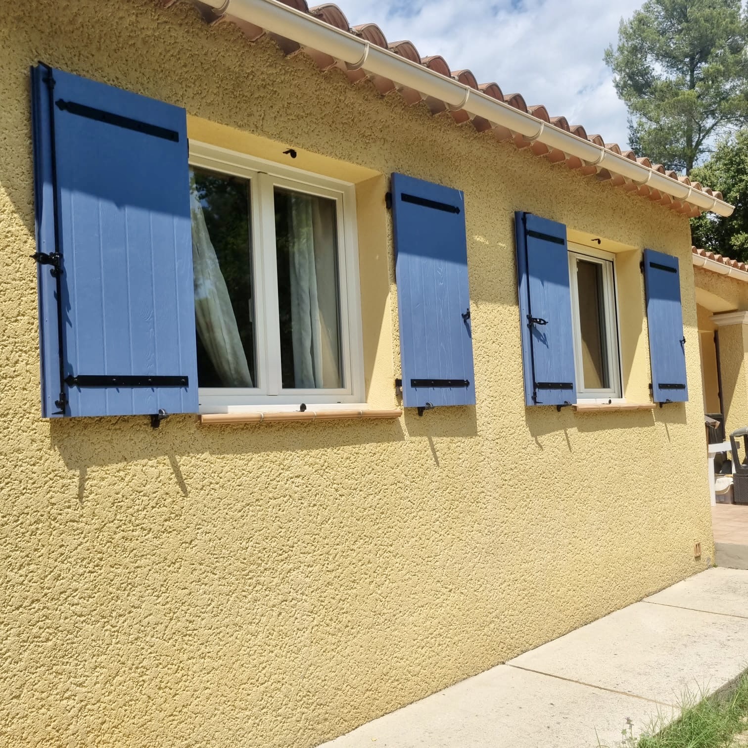 Volets Battants: en composite, Juin 2025 sur mesure en rénovation de chez Altiva Pro Menuisier,  au Beausset 83330