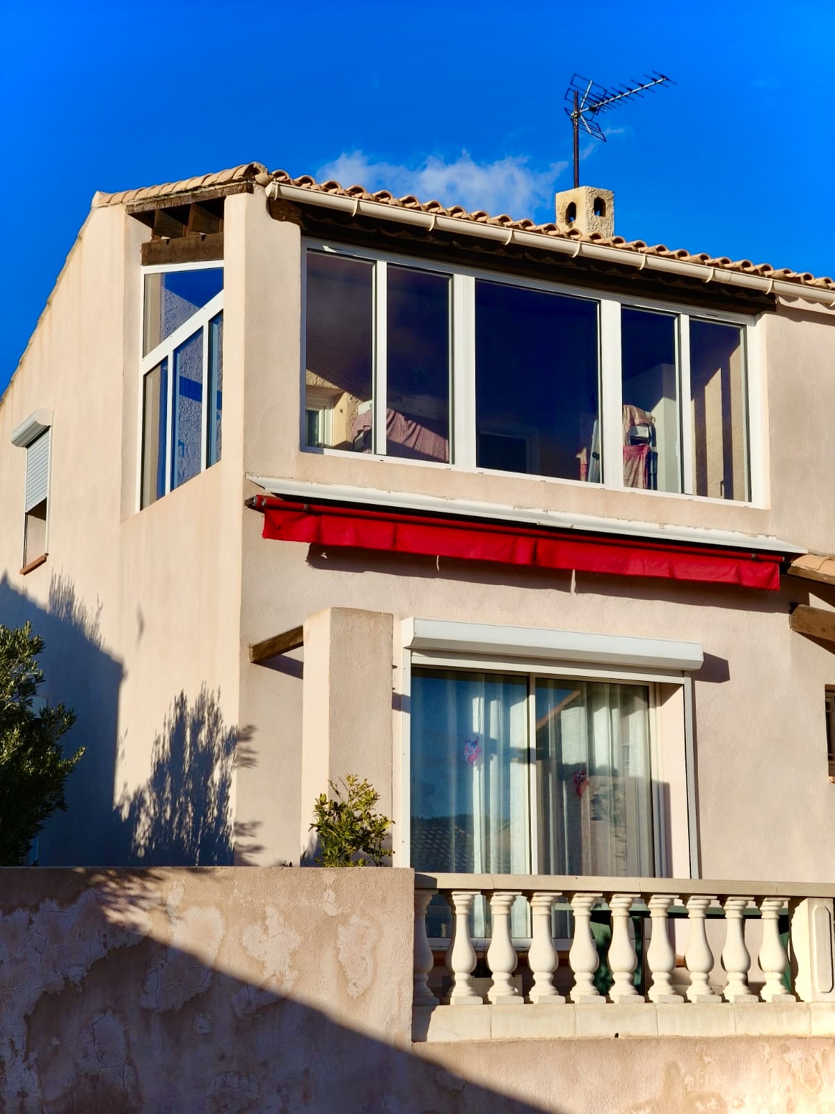 Pose d'une fermeture de balcon sur mesure de chez Altiva Pro Menuisier à Cassis