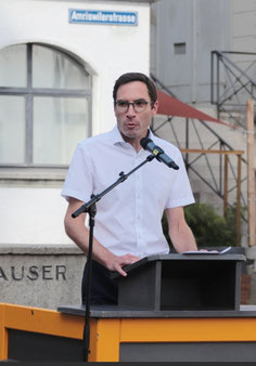 Stadtpräsident Simon Wolfer gratuliert der Chorgemeinschaft