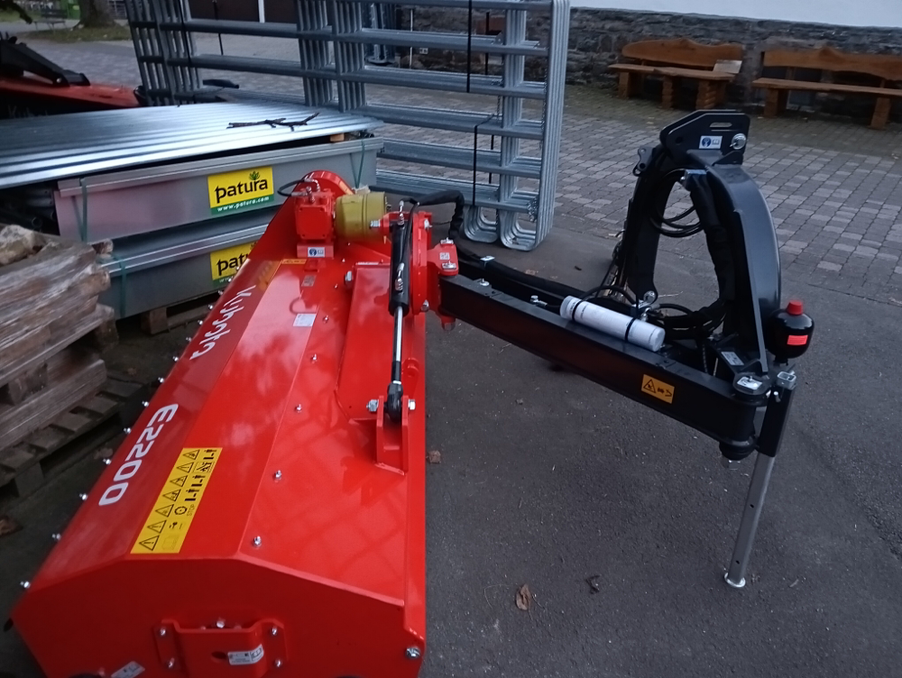 Böschungsmulcher Kubota E2200, 2m Arbeitsbreite hydr. Schwenk- und kippbar, Hammerschlegel, Weitwinkelgelenkwelle Preis 9900€ inkl.MwSt