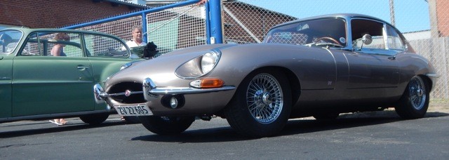 Jaguar E- Type, Baujahr 1968. Dahinter Opel Olympia Cabrio, Baujahr 1954