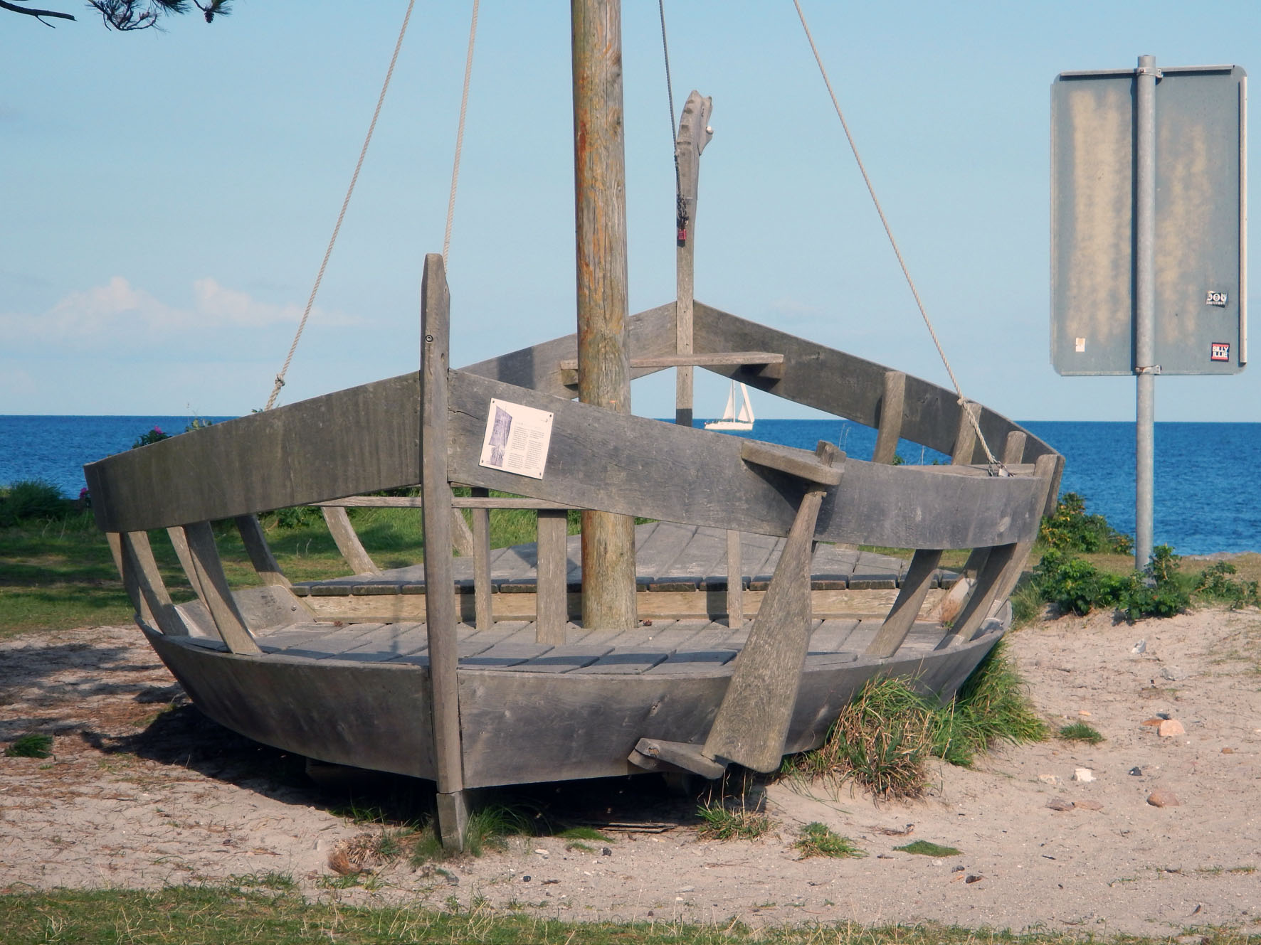 Wikingerschiff auf der Düne in Schleimünde