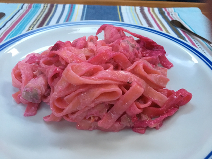 Bandnudeln mit Lachs und roter Beete