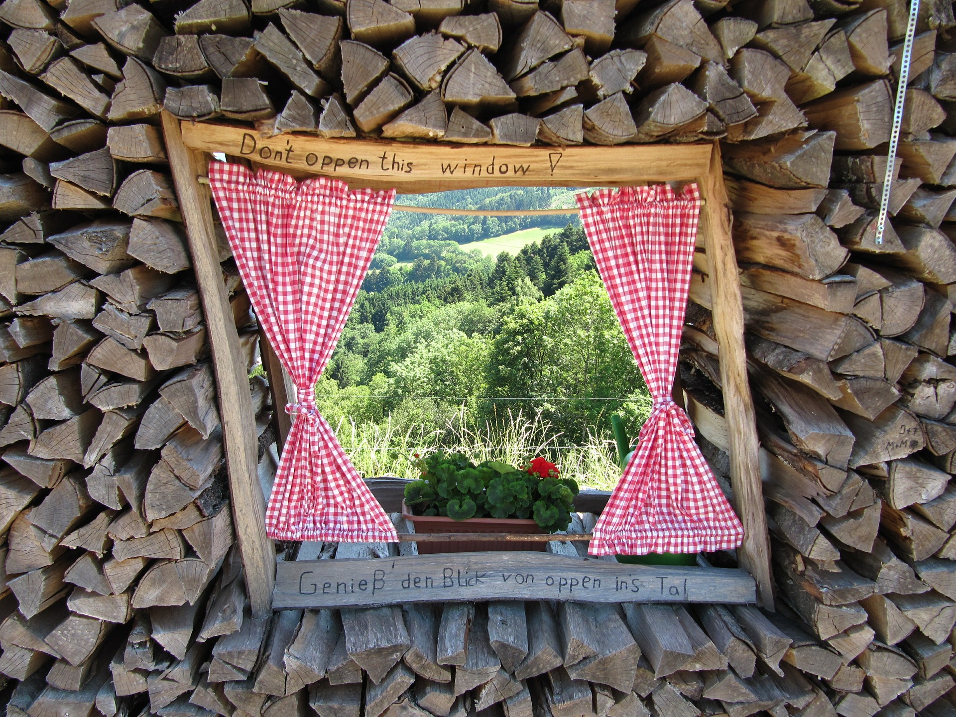 Genieße den Blick von oben in Tal