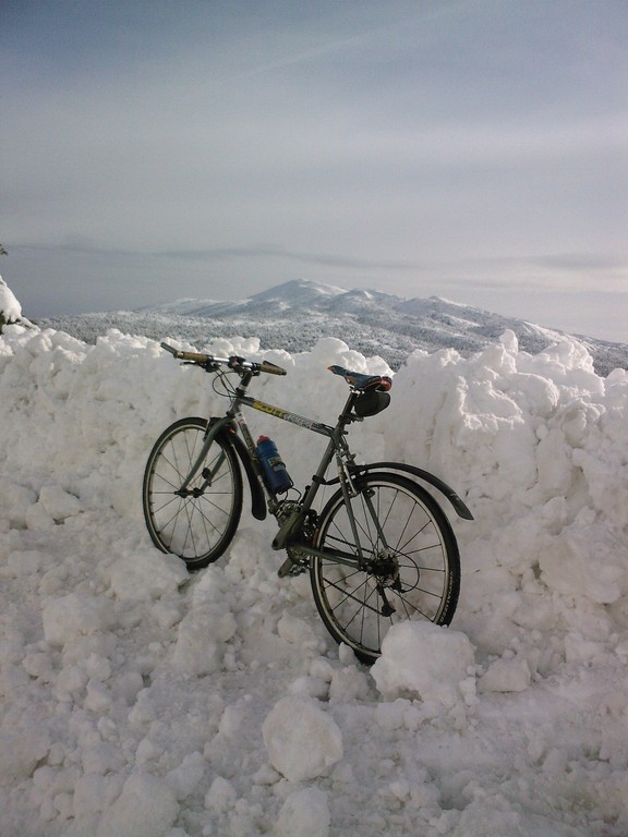 On voit les pistes au loin