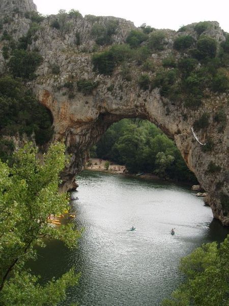 Le Pont d'Arc dans les gorges de l'Ardèche.