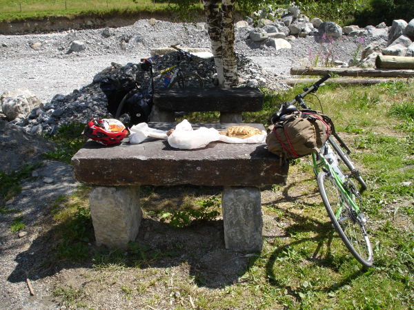 Deux vélos qui piquent-niquent.