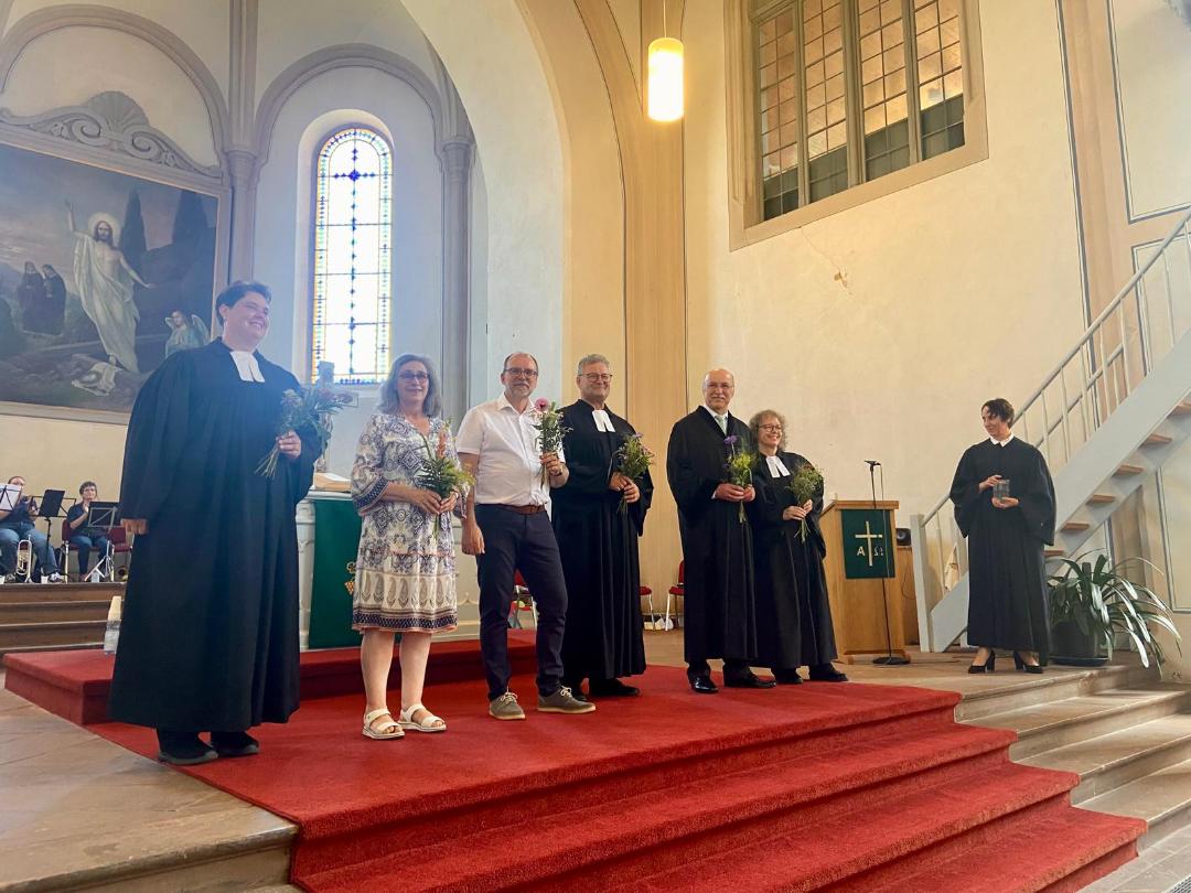Dekanin Birgit Hamrich (r.) segnet das Verkündigungsteam mit (v.l.) Pfarrerin Tanja Langer, Gemeindepädagogin Ruth Weyel-Bietz, Pfarrer Klaus Willms, Pfarrer Markus Christ, Pfarrer Dieter Wichihowski und Pfarrerin Renate Schubert. 