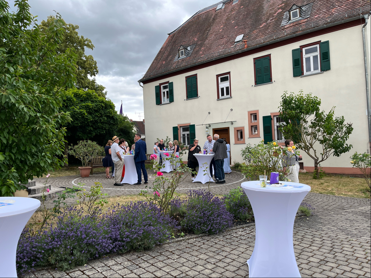 Vernetzung spielt eine wichtige Rolle bei dieser gemeinsamen Veranstaltung der Dekanate: So fanden sich überall auf dem Gelände rund um die Kirche Menschen des kirchlichen und des gesellschaftlichen Lebens zum Gespräch zusammen.