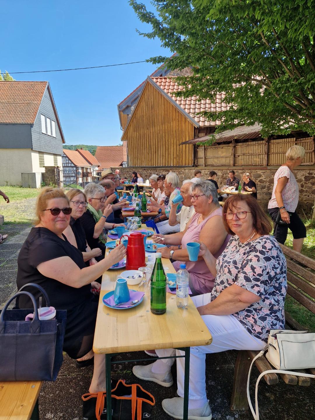 Nach dem Gottesdienst sind alle zu Kaffee und Kuchen eingeladen. Fotos: Evangelische Kirchen am Limes