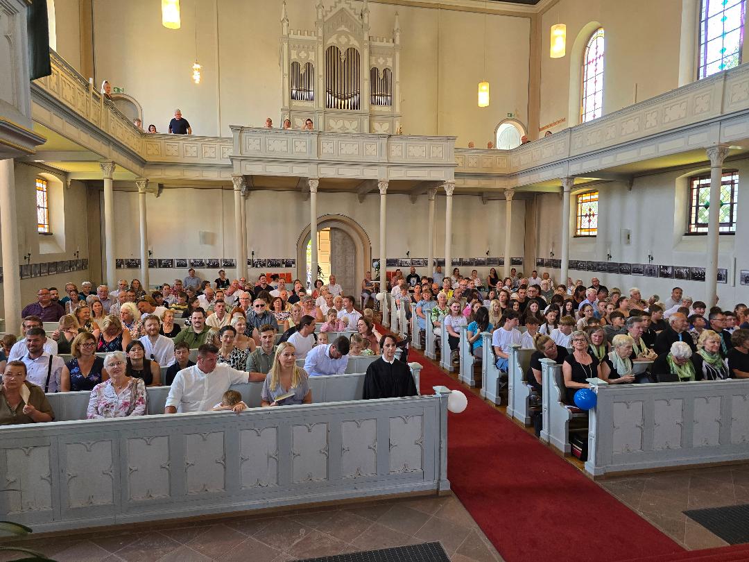 Proppenvoll ist die große Kirche in Eckartshausen zum Tauffest der Evangelischen Kirchen am Limes. Im Gottesdienst werden vier Kinder getauft.