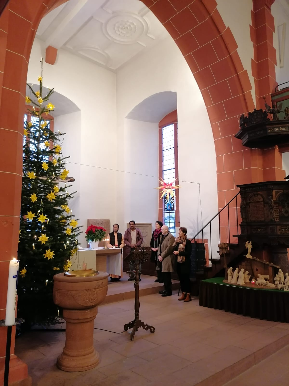 Mit einem Gottesdienst in der noch weihnachtlich geschmückten Niddaer Stadtkirche begann die Synode. Foto: Allmansberger