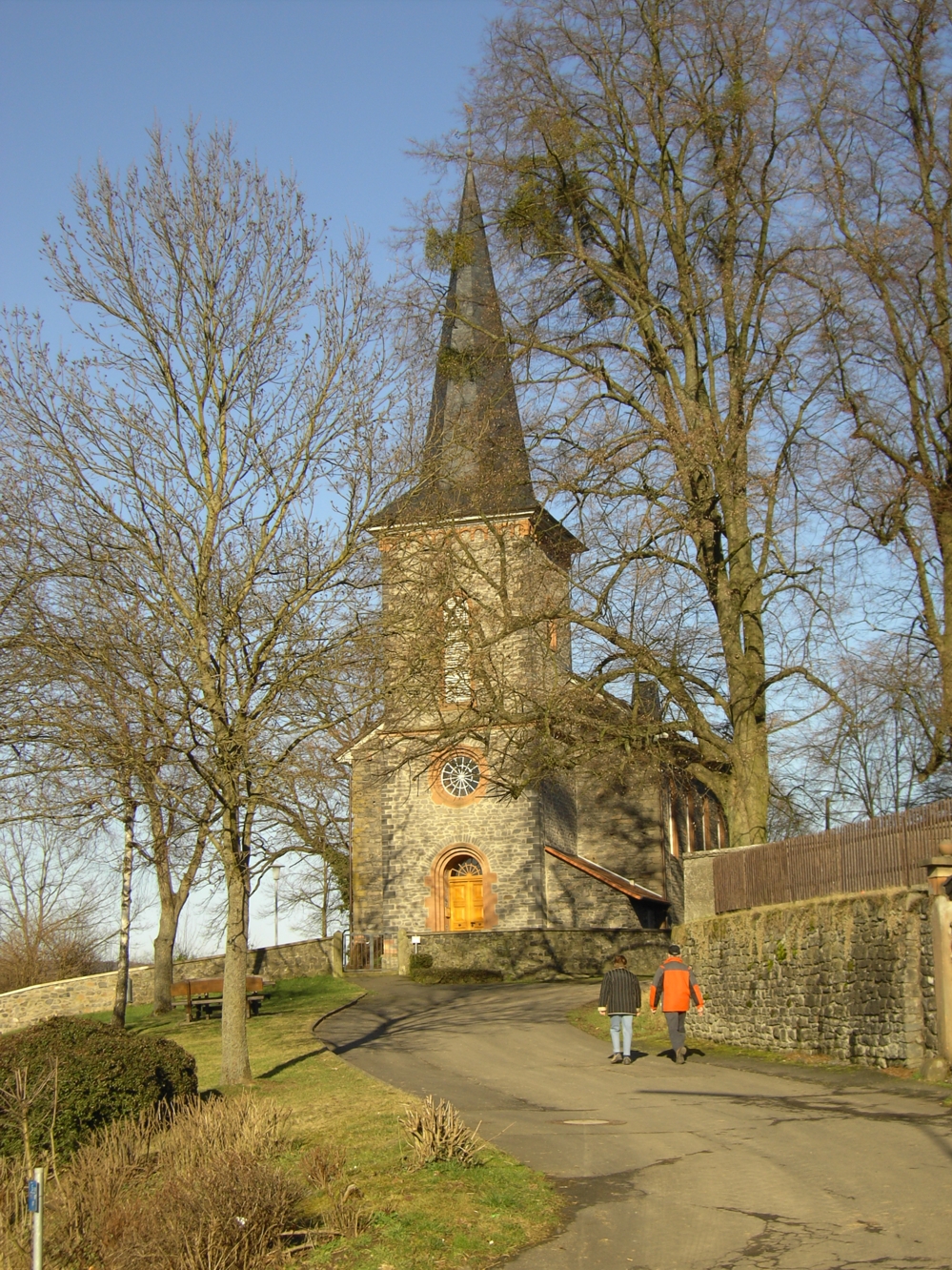 Blick vom Friedhof auf die Kirche