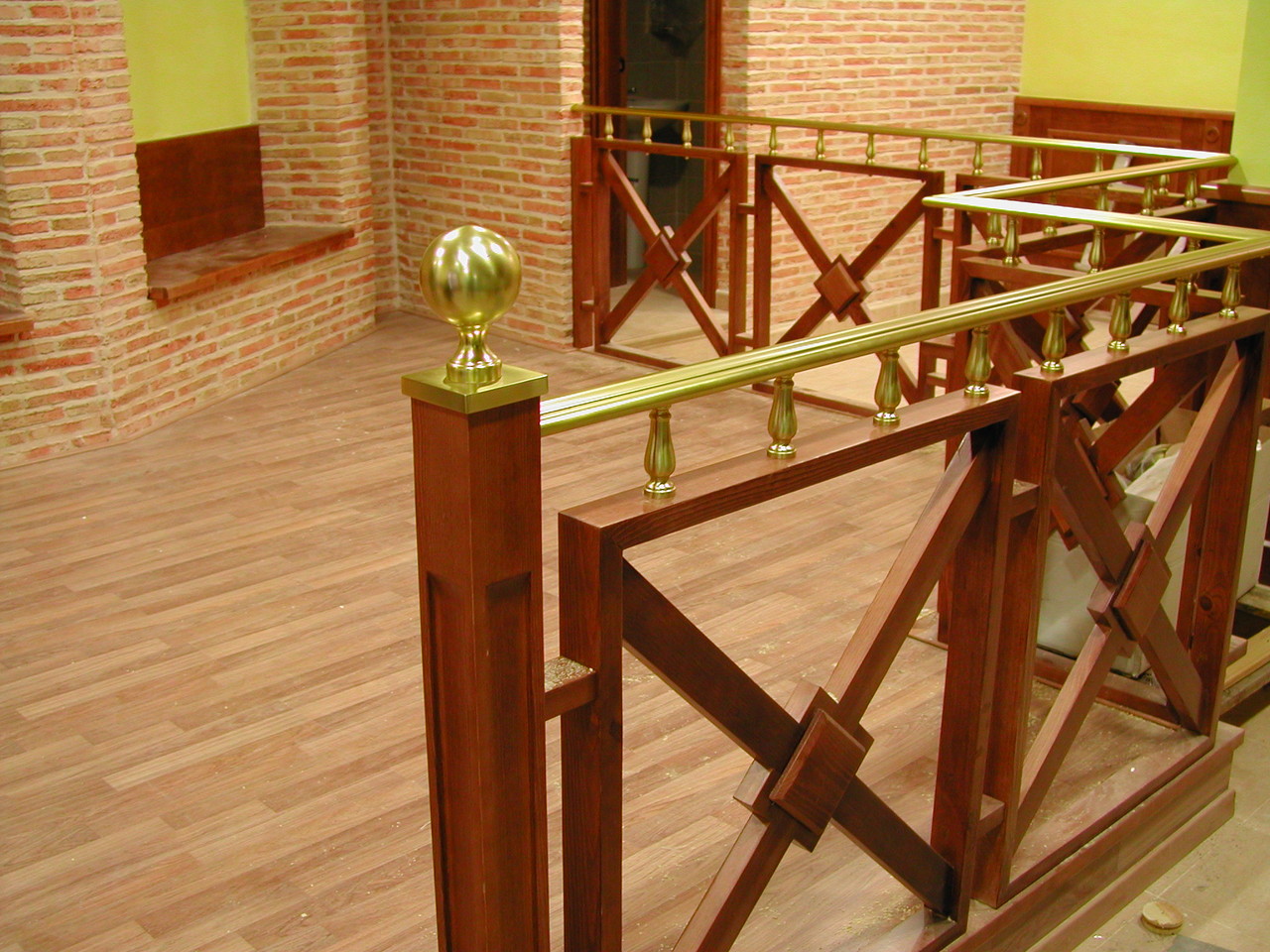 Barandilla de madera y latón
