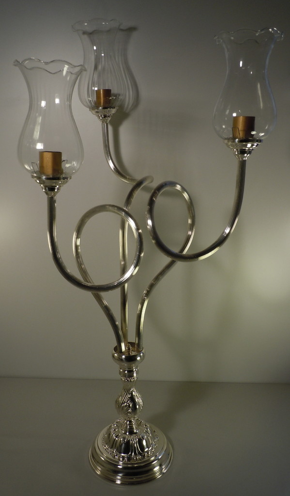Candelabro 3 brazos retorcidos con tulipa guardabrisas
