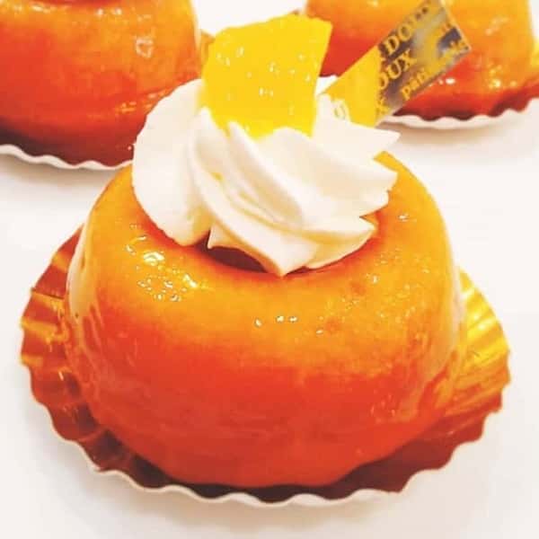「サバラン オランジュ」　オレンジの香りをたっぷり含んだフレッシュでジューシーなケーキ。洋酒多め