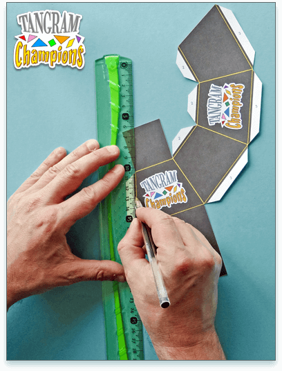 La réalisation du socle - Étape 3 - Utiliser un stylo à bille qui ne fonctionne plus pour bien marquer les lignes de pliage - https://www.tangram-champions.com