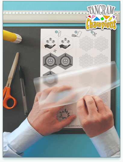 La réalisation des cartes hexagonales - Étape 2 - (Optionnel) Plastifier avec du film transparent autocollant - https://www.tangram-champions.com