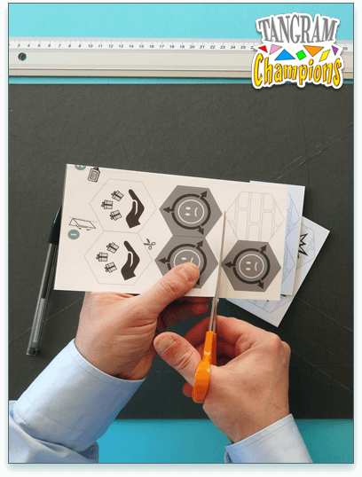 La réalisation des cartes hexagonales - Étape 6 - Commencer la découpe en isolant les paires de cartes - https://www.tangram-champions.com