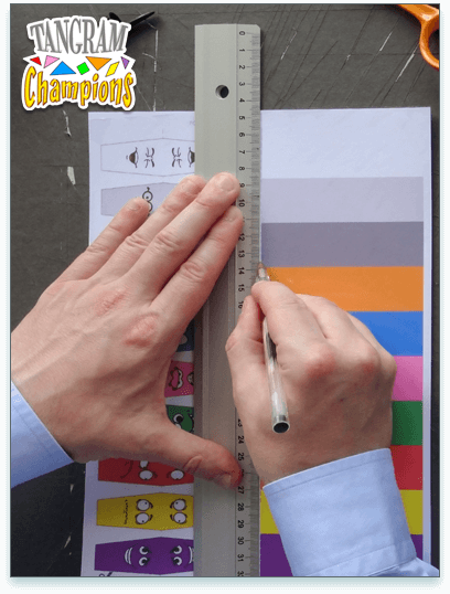 La réalisation des 10 Champions - Étape 3 - Utiliser un stylo à bille qui ne fonctionne plus pour bien marquer la ligne centrale de pliage - https://www.tangram-champions.com