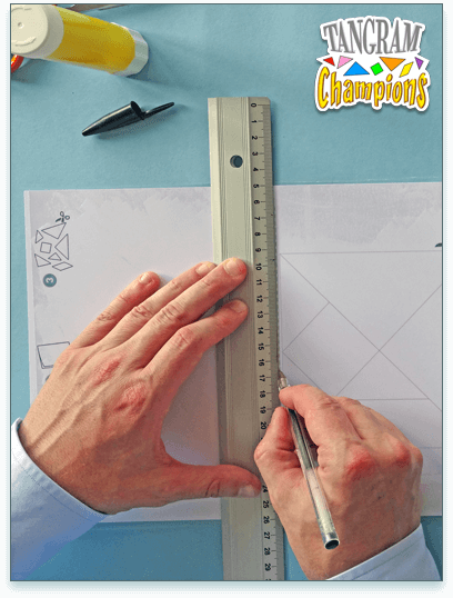 La réalisation du Tangram - Étape 3 - Utiliser un stylo à bille qui ne fonctionne plus pour bien marquer la ligne de pliage - https://www.tangram-champions.com