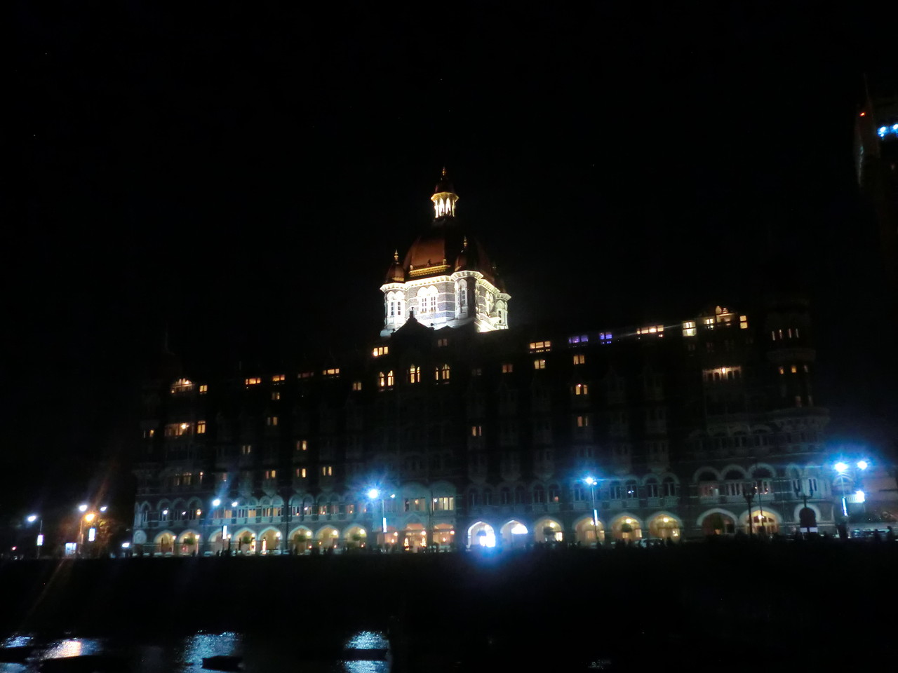 Das Taj Palace Hotel bei Nacht